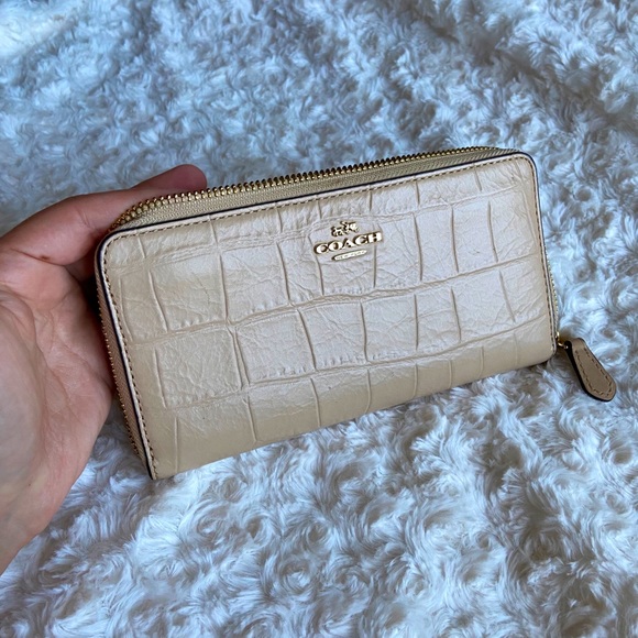 ❌SOLD❌Coach Accordion Zipper Wallet Embossed Leather - Picture 1 of 6
